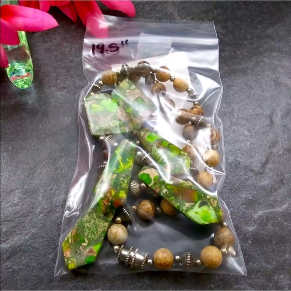 Vintage Green/Tan Jasper & Tan Stones Beaded Triangle Necklace. 19.5 - Picture 6 of 6